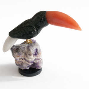 Escultura de Tucano em Obsidiana e Ágata Cornalina com Base de Ametista Bruta